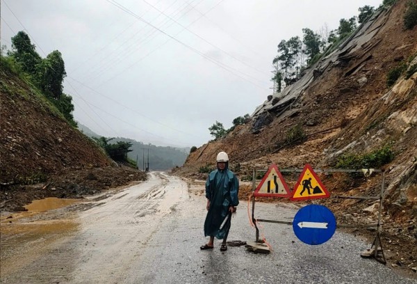 Bão số 10: Sạt trượt nghiêm trọng trên tuyến QL14E, nhiều khu vực ngập lụt Bão số 10: Sạt trượt nghiêm trọng trên tuyến QL14E, nhiều khu vực ngập lụt