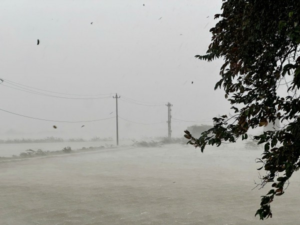 Bão số 10: TP.Huế bắt đầu mưa lớn, gió rít từng cơn Bão số 10: TP.Huế bắt đầu mưa lớn, gió rít từng cơn