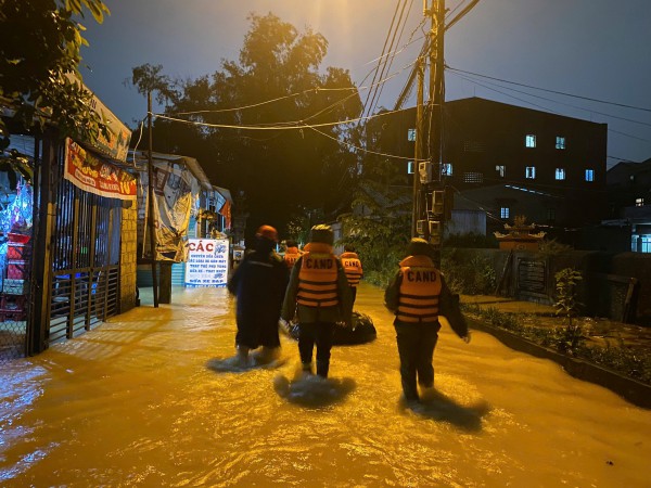 Bão số 10: TP.Huế yêu cầu người dân hạn chế ra đường từ 10 giờ hôm nay Bão số 10: TP.Huế yêu cầu người dân hạn chế ra đường từ 10 giờ hôm nay