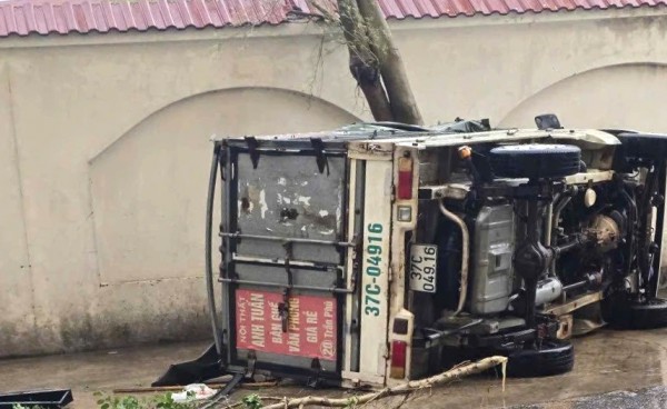 Bão số 10 quần thảo, gầm rú suốt đêm ở Nghệ An Bão số 10 quần thảo, gầm rú suốt đêm ở Nghệ An