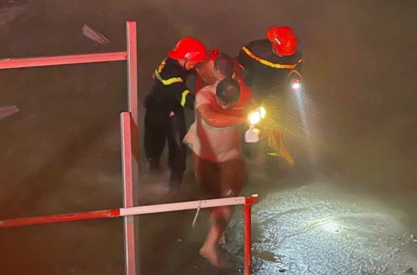 Bão số 10 quần thảo, gầm rú suốt đêm ở Nghệ An Bão số 10 quần thảo, gầm rú suốt đêm ở Nghệ An