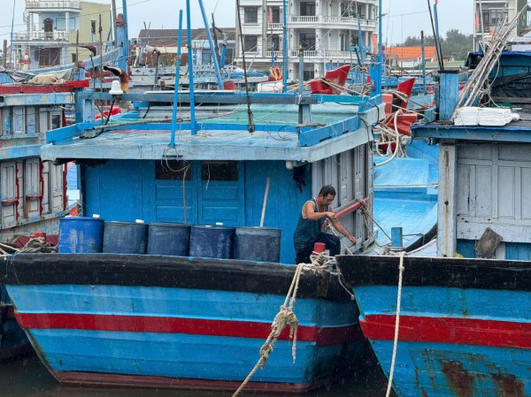 Bão số 13 Kalmaegi: Quảng Ngãi cấm tàu thuyền ra khơi từ tối nay 5.11 Bão số 13 Kalmaegi: Quảng Ngãi cấm tàu thuyền ra khơi từ tối nay 5.11