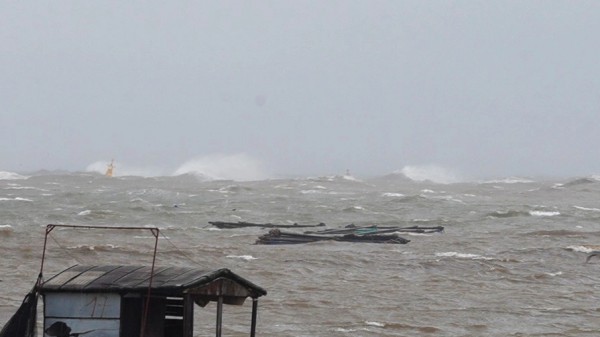 Bão số 5: Ven biển phía nam Thanh Hóa đang mưa rất to, gió giật cấp 9