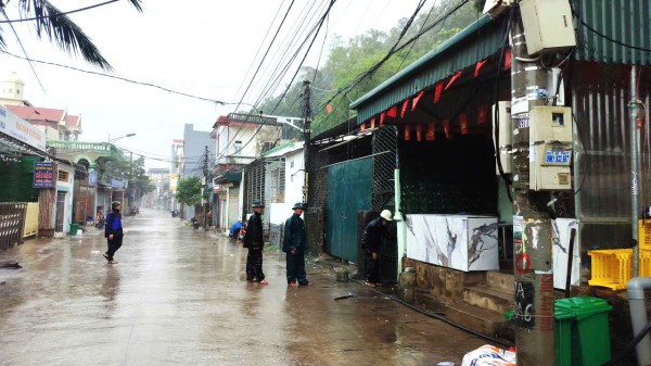 Bão số 5: Ven biển phía nam Thanh Hóa đang mưa rất to, gió giật cấp 9