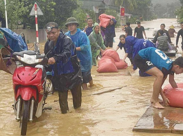 Bão vừa qua, lũ lại ập về Nghệ An Bão vừa qua, lũ lại ập về Nghệ An