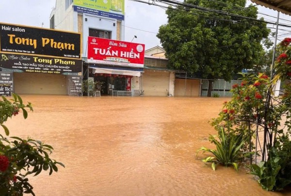 Bão vừa qua, lũ lại ập về Nghệ An Bão vừa qua, lũ lại ập về Nghệ An