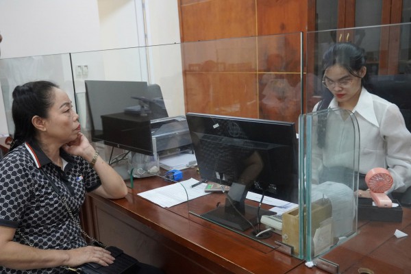 Bất ngờ chuyển dạ, du khách Thái Lan làm giấy khai sinh cho con ở Quảng Trị Bất ngờ chuyển dạ, du khách Thái Lan làm giấy khai sinh cho con ở Quảng Trị