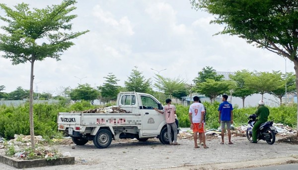 Bắt quả tang xe tải gom rác thải công trình đổ trong khu đô thị mới