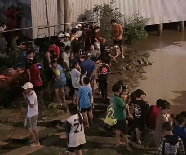 Bé gái 3 tuổi ở Cà Mau rơi xuống sông tử vong