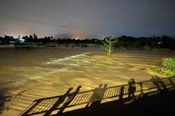 Bé gái mất tích trong dòng nước dữ sau vụ hồ chứa bị vỡ trên núi Bé gái mất tích trong dòng nước dữ sau vụ hồ chứa bị vỡ trên núi