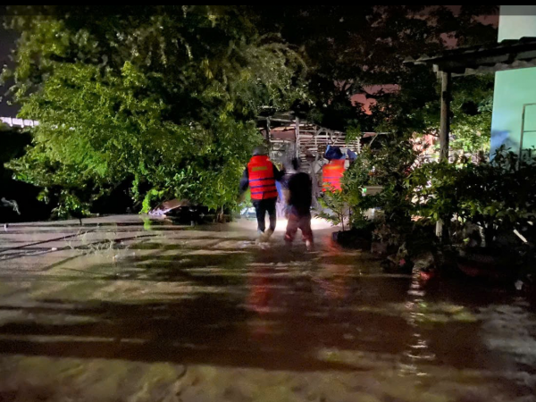 Bé gái mất tích trong dòng nước dữ sau vụ hồ chứa bị vỡ trên núi Bé gái mất tích trong dòng nước dữ sau vụ hồ chứa bị vỡ trên núi