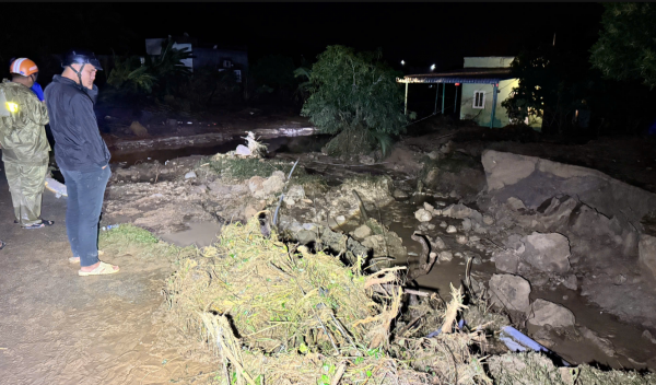 Bé gái mất tích trong dòng nước dữ sau vụ hồ chứa bị vỡ trên núi Bé gái mất tích trong dòng nước dữ sau vụ hồ chứa bị vỡ trên núi