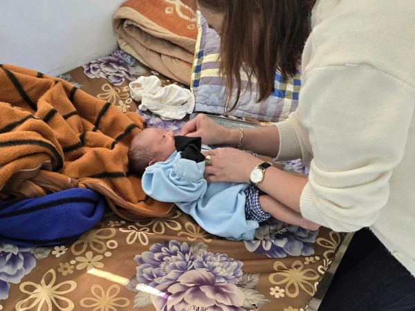 Bé gái sơ sinh bị bỏ rơi trong chòi rẫy cà phê ở Gia Lai