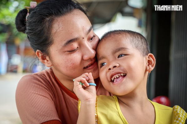 Bé gái ung thư khả năng bỏ mắt vì hết tiền chữa, được giúp 210 triệu đồng Bé gái ung thư khả năng bỏ mắt vì hết tiền chữa, được giúp 210 triệu đồng