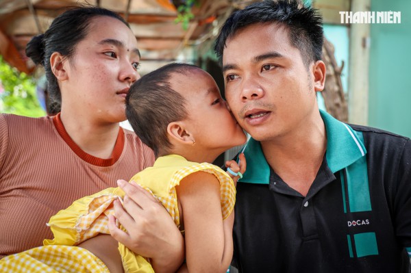 Bé gái ung thư khả năng bỏ mắt vì hết tiền chữa, được giúp 210 triệu đồng Bé gái ung thư khả năng bỏ mắt vì hết tiền chữa, được giúp 210 triệu đồng