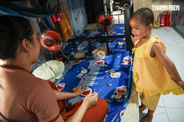 Bé gái ung thư khả năng bỏ mắt vì hết tiền chữa, được giúp 210 triệu đồng Bé gái ung thư khả năng bỏ mắt vì hết tiền chữa, được giúp 210 triệu đồng