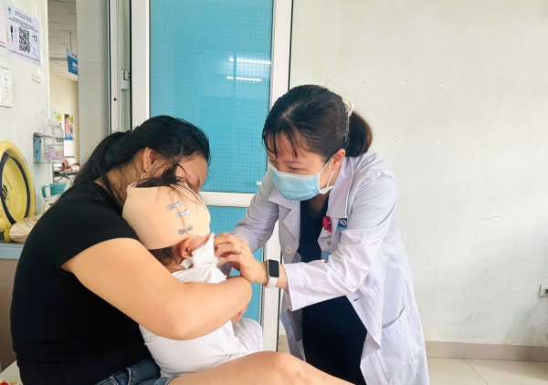 Bé trai 19 tháng tuổi bị chó cắn rách sâu vùng đầu, má Bé trai 19 tháng tuổi bị chó cắn rách sâu vùng đầu, má
