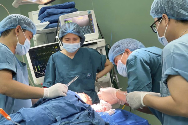 Bé trai 5 tuổi bị chó cắn rách vùng đầu dài 25 cm, lộ xương sọ