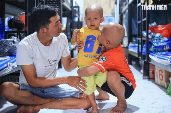 Bé trai nguy cơ mất ánh sáng vì ung thư mắt, gia đình kiệt quệ cầu cứu