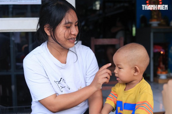 Bé trai nguy cơ mất ánh sáng vì ung thư mắt, gia đình kiệt quệ cầu cứu