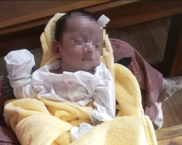 Bé trai sơ sinh bị bỏ trong giỏ nhựa ở Quảng Trị