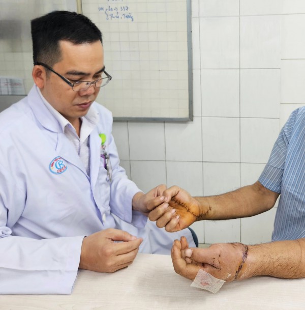 Bệnh viện Chợ Rẫy 'báo động đỏ’, 12 giờ nối 2 tay đứt lìa cho bệnh nhân