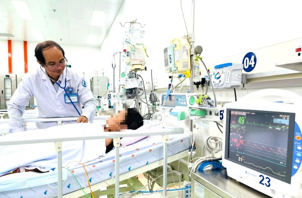 Bệnh viện Nhi đồng 1 truyền gần 10 lít máu, cứu sống bé gái sốt xuất huyết Bệnh viện Nhi đồng 1 truyền gần 10 lít máu, cứu sống bé gái sốt xuất huyết