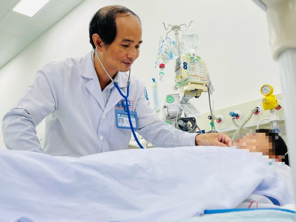 Bệnh viện Nhi đồng 1 truyền gần 10 lít máu, cứu sống bé gái sốt xuất huyết Bệnh viện Nhi đồng 1 truyền gần 10 lít máu, cứu sống bé gái sốt xuất huyết