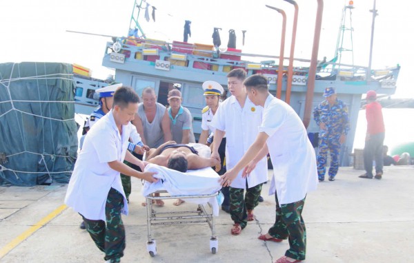 Bệnh xá đảo Trường Sa kịp thời cấp cứu ngư dân bị đứt lìa cẳng chân Bệnh xá đảo Trường Sa kịp thời cấp cứu ngư dân bị đứt lìa cẳng chân