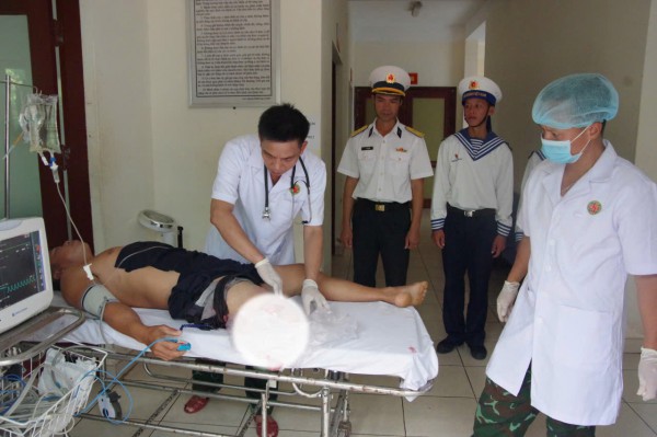 Bệnh xá đảo Trường Sa kịp thời cấp cứu ngư dân bị đứt lìa cẳng chân Bệnh xá đảo Trường Sa kịp thời cấp cứu ngư dân bị đứt lìa cẳng chân
