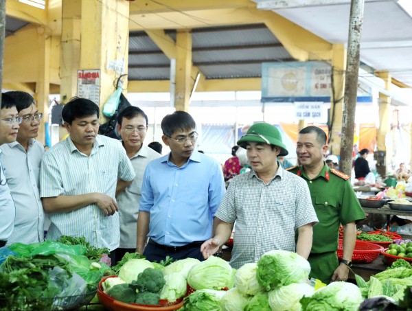 Bí thư Khánh Hòa thị sát giá cả, yêu cầu bình ổn thị trường vùng lũ