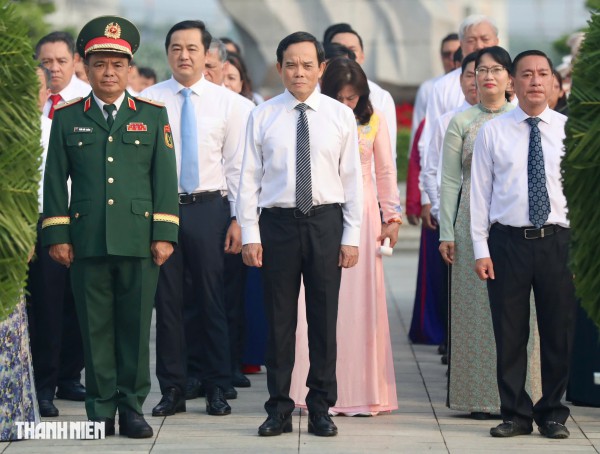 Bí thư Trần Lưu Quang dâng hương tưởng nhớ anh hùng liệt sĩ