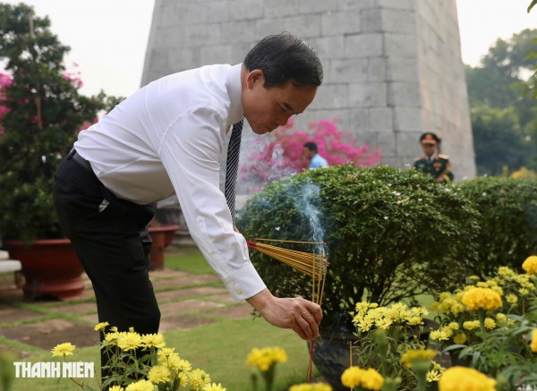 Bí thư Trần Lưu Quang dâng hương tưởng nhớ anh hùng liệt sĩ