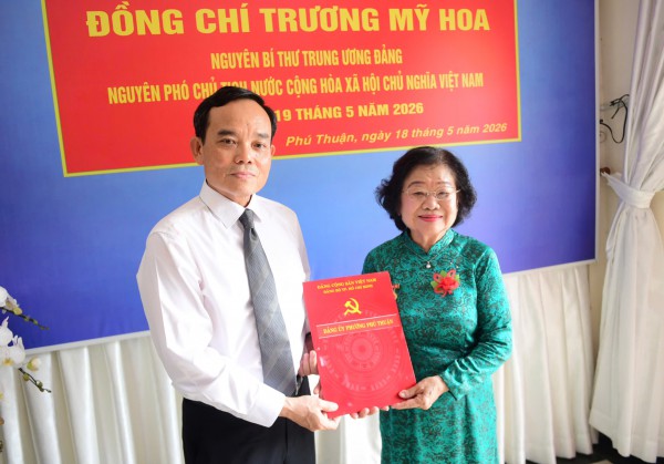Bí thư Trần Lưu Quang trao Huy hiệu 65 năm tuổi Đảng cho bà Trương Mỹ Hoa