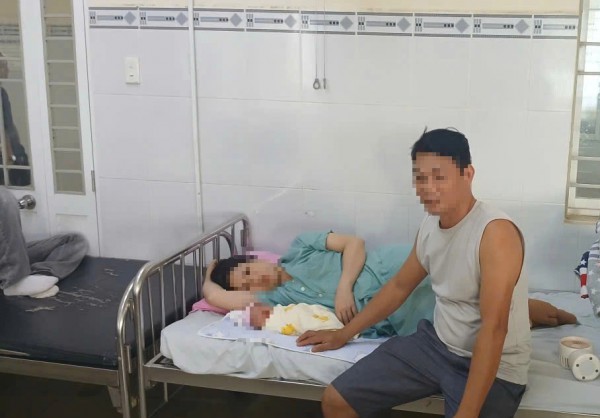 Bị trung tâm y tế từ chối, người đàn ông ở TP.HCM phải đỡ đẻ cho vợ trên taxi Bị trung tâm y tế từ chối, người đàn ông ở TP.HCM phải đỡ đẻ cho vợ trên taxi