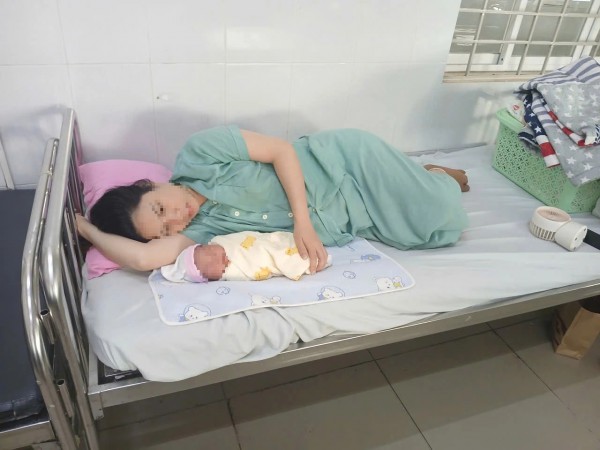 Bị trung tâm y tế từ chối, người đàn ông ở TP.HCM phải đỡ đẻ cho vợ trên taxi Bị trung tâm y tế từ chối, người đàn ông ở TP.HCM phải đỡ đẻ cho vợ trên taxi