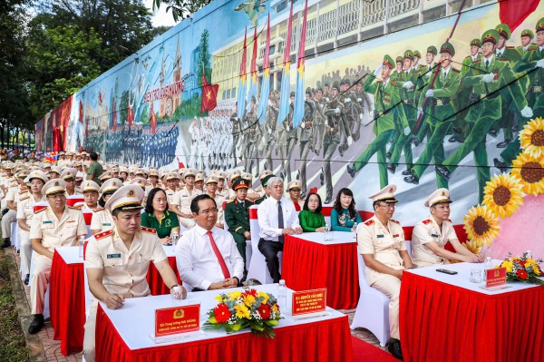 Bích họa 'Việt Nam tươi đẹp' của Công an TP.HCM xác lập kỷ lục lớn nhất Việt Nam Bích họa 'Việt Nam tươi đẹp' của Công an TP.HCM xác lập kỷ lục lớn nhất Việt Nam