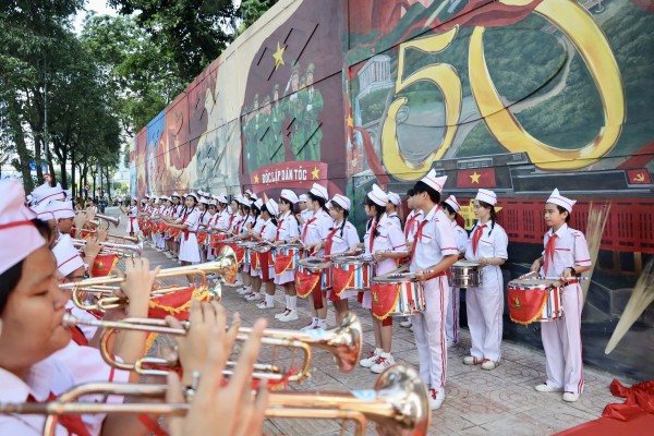 Bích họa 'Việt Nam tươi đẹp' của Công an TP.HCM xác lập kỷ lục lớn nhất Việt Nam Bích họa 'Việt Nam tươi đẹp' của Công an TP.HCM xác lập kỷ lục lớn nhất Việt Nam