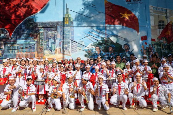 Bích họa 'Việt Nam tươi đẹp' của Công an TP.HCM xác lập kỷ lục lớn nhất Việt Nam Bích họa 'Việt Nam tươi đẹp' của Công an TP.HCM xác lập kỷ lục lớn nhất Việt Nam