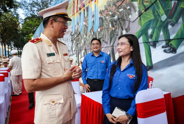 Bích họa 'Việt Nam tươi đẹp' của Công an TP.HCM xác lập kỷ lục lớn nhất Việt Nam Bích họa 'Việt Nam tươi đẹp' của Công an TP.HCM xác lập kỷ lục lớn nhất Việt Nam