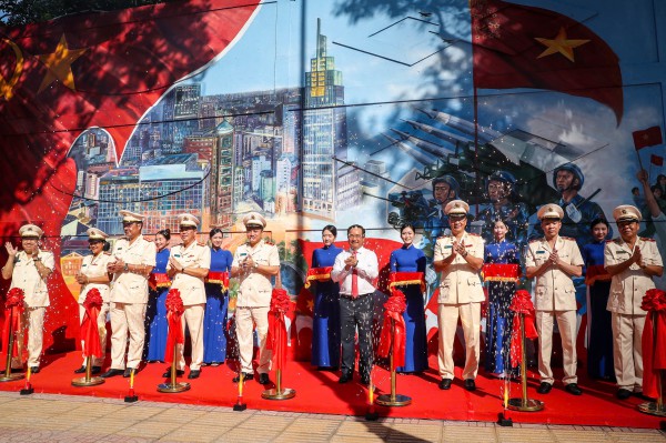 Bích họa 'Việt Nam tươi đẹp' của Công an TP.HCM xác lập kỷ lục lớn nhất Việt Nam Bích họa 'Việt Nam tươi đẹp' của Công an TP.HCM xác lập kỷ lục lớn nhất Việt Nam