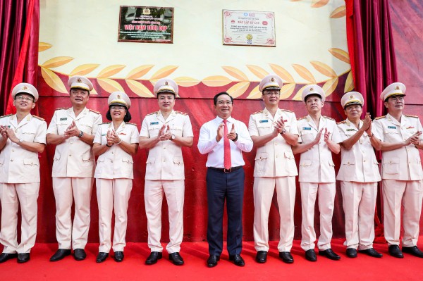 Bích họa 'Việt Nam tươi đẹp' của Công an TP.HCM xác lập kỷ lục lớn nhất Việt Nam Bích họa 'Việt Nam tươi đẹp' của Công an TP.HCM xác lập kỷ lục lớn nhất Việt Nam