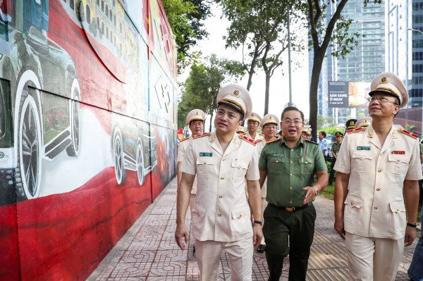 Bích họa 'Việt Nam tươi đẹp' của Công an TP.HCM xác lập kỷ lục lớn nhất Việt Nam Bích họa 'Việt Nam tươi đẹp' của Công an TP.HCM xác lập kỷ lục lớn nhất Việt Nam