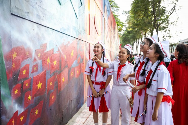 Bích họa 'Việt Nam tươi đẹp' của Công an TP.HCM xác lập kỷ lục lớn nhất Việt Nam Bích họa 'Việt Nam tươi đẹp' của Công an TP.HCM xác lập kỷ lục lớn nhất Việt Nam