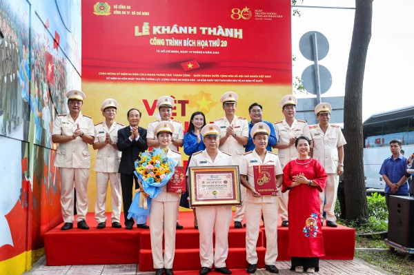 Bích họa 'Việt Nam tươi đẹp' của Công an TP.HCM xác lập kỷ lục lớn nhất Việt Nam Bích họa 'Việt Nam tươi đẹp' của Công an TP.HCM xác lập kỷ lục lớn nhất Việt Nam