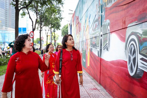 Bích họa 'Việt Nam tươi đẹp' của Công an TP.HCM xác lập kỷ lục lớn nhất Việt Nam Bích họa 'Việt Nam tươi đẹp' của Công an TP.HCM xác lập kỷ lục lớn nhất Việt Nam