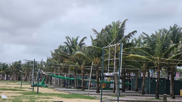 Biển Nhật Lệ dậy sóng, mưa lũ uy hiếp trước bão số 10