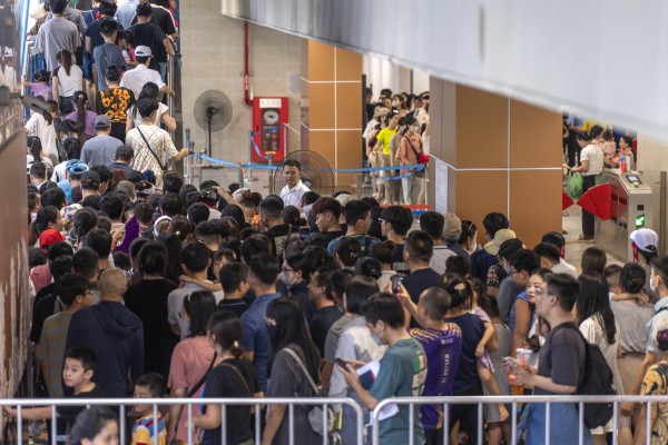 ‘Biển’ người trải nghiệm metro Nhổn - ga Hà Nội ngày cuối tuần