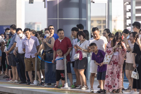 ‘Biển’ người trải nghiệm metro Nhổn - ga Hà Nội ngày cuối tuần