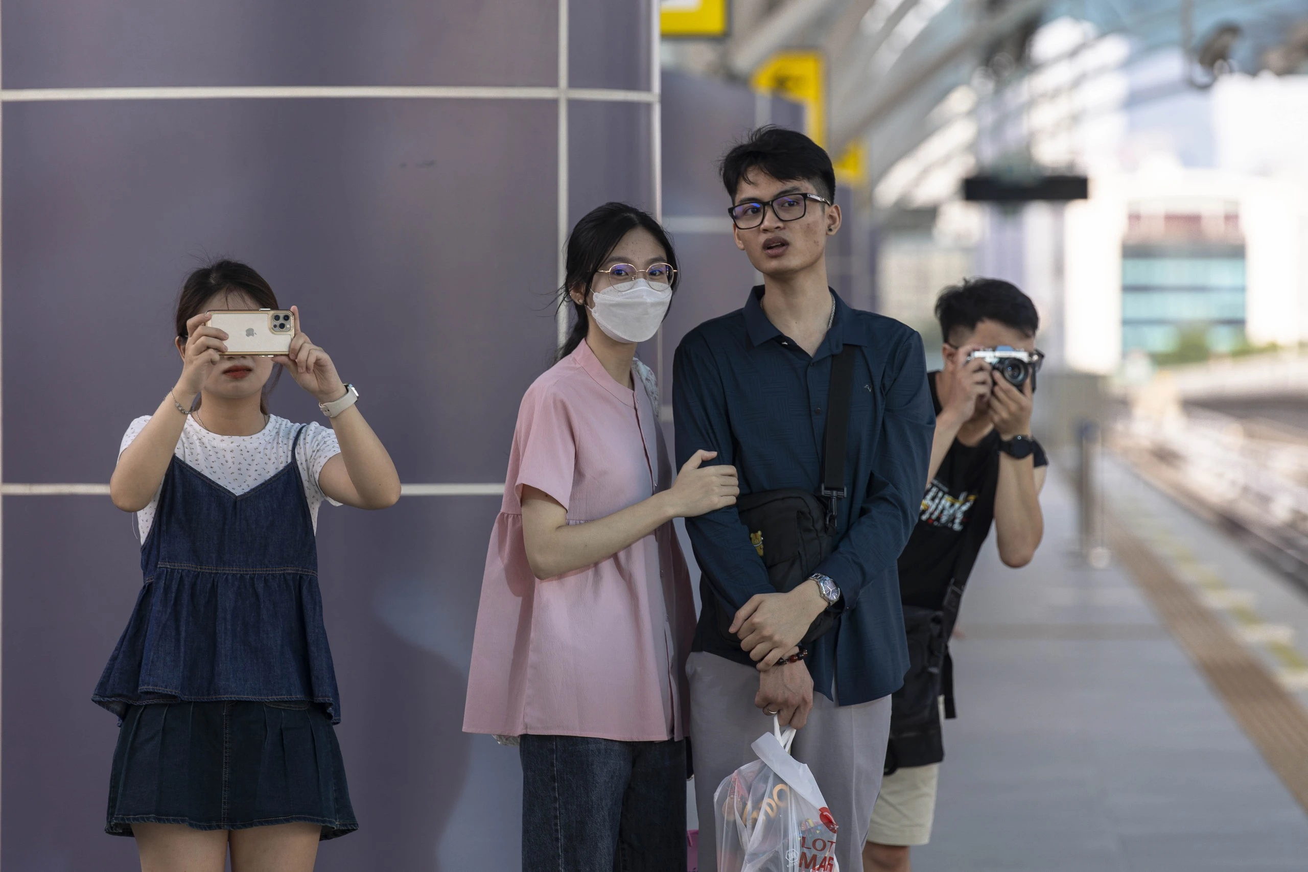 ‘Biển’ người trải nghiệm metro Nhổn - ga Hà Nội ngày cuối tuần